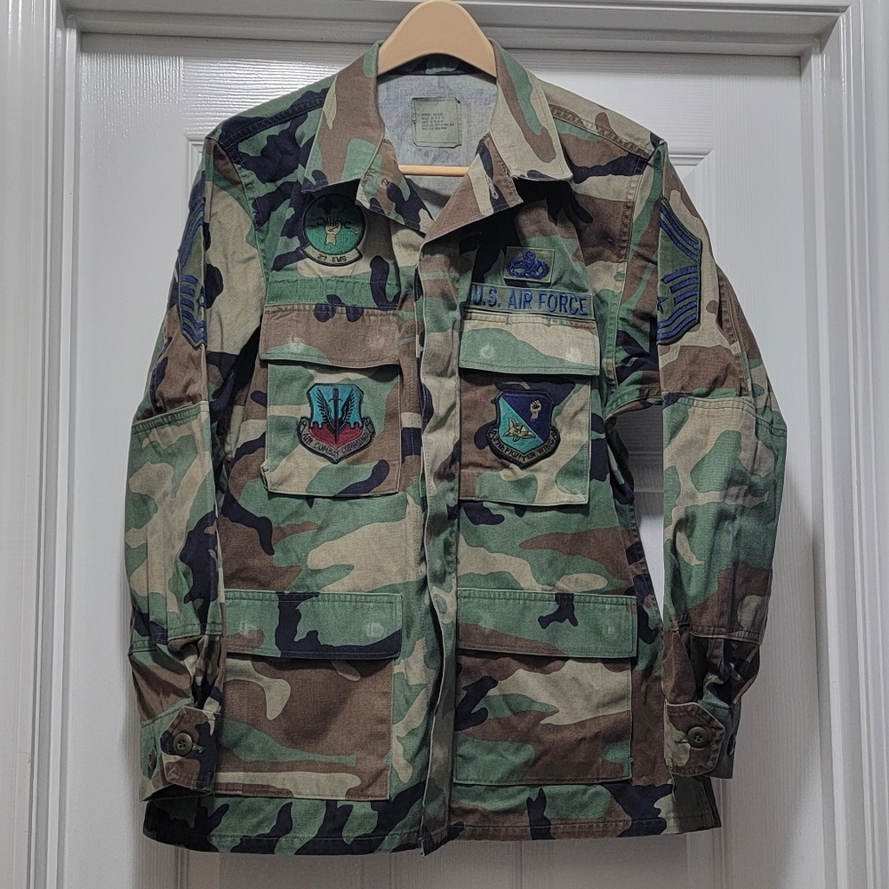 VTG US Military Air Force Woodland Camo Field Jacket w/ 7 Patches Mens M Regular